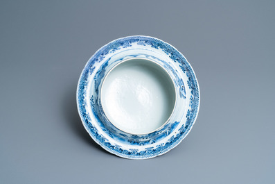 Een zeldzame Chinese blauw-witte scheepsterrine, Qianlong