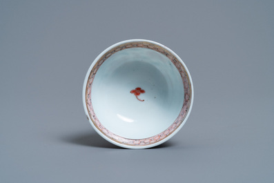 Een Chinese famille rose kop en schotel met wapendecor, Yongzheng