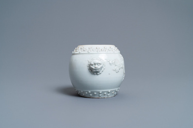 Un pot en porcelaine blanc de Chine &agrave; d&eacute;cor de fleurs de prunus en relief, 18/19&egrave;me
