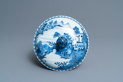 Een zeldzame Chinese blauw-witte scheepsterrine, Qianlong