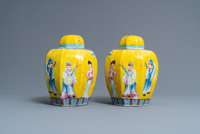 Une paire de pots couverts en porcelaine de Chine famille rose &agrave; d&eacute;cor d'immortels, marque de Jiaqing, R&eacute;publique