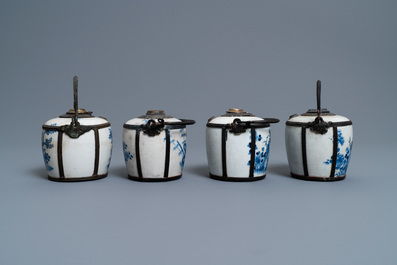 Vier Chinese blauw-witte 'Bleu de Hue' waterpijpen voor de Vietnamese markt, 19e eeuw