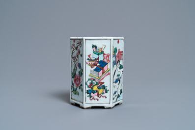 Een Chinese hexagonale famille rose penselenbeker met herten en antiquiteiten, Yongzheng