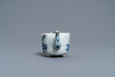 Une th&eacute;i&egrave;re tripode couverte en porcelaine de Chine en bleu et blanc en forme de lotus, Kangxi