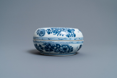 A Chinese blue and white box and cover, Kangxi