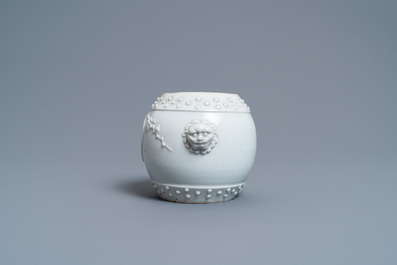 Un pot en porcelaine blanc de Chine &agrave; d&eacute;cor de fleurs de prunus en relief, 18/19&egrave;me
