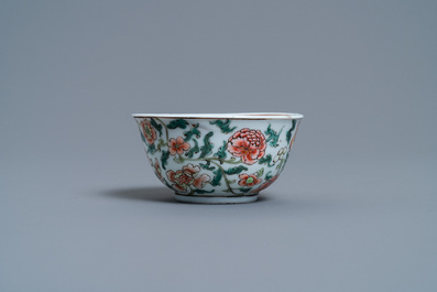 Een Chinese famille rose kop en schotel met wapendecor, Yongzheng