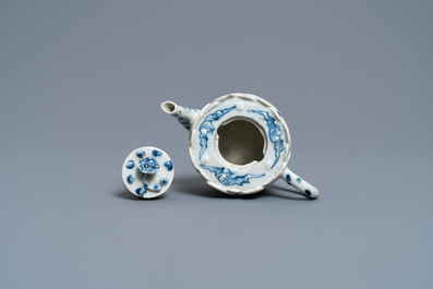 Une th&eacute;i&egrave;re tripode couverte en porcelaine de Chine en bleu et blanc en forme de lotus, Kangxi