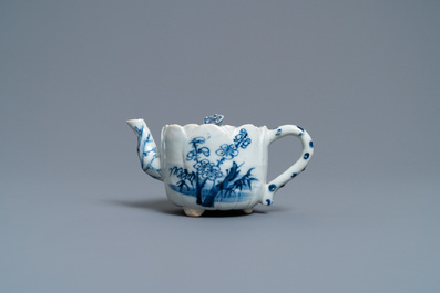 Une th&eacute;i&egrave;re tripode couverte en porcelaine de Chine en bleu et blanc en forme de lotus, Kangxi