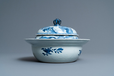 Een zeldzame Chinese blauw-witte scheepsterrine, Qianlong