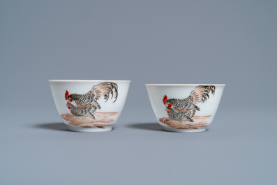 Een paar Chinese grisaille koppen en schotels met een haan en een hen, Yongzheng