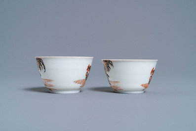 Een paar Chinese grisaille koppen en schotels met een haan en een hen, Yongzheng