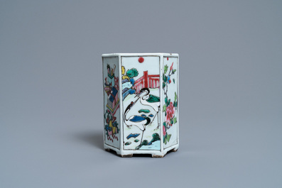 Een Chinese hexagonale famille rose penselenbeker met herten en antiquiteiten, Yongzheng