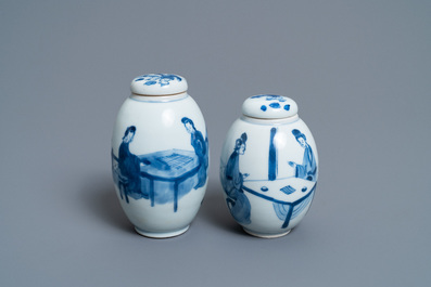 Twee Chinese blauw-witte theebussen met deksels, Kangxi