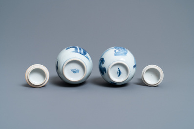 Twee Chinese blauw-witte theebussen met deksels, Kangxi