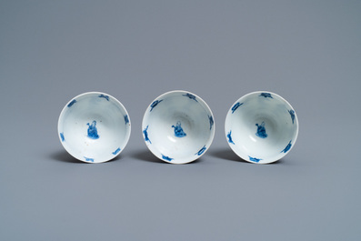 Three Chinese blue and white cups and two saucers, Kangxi