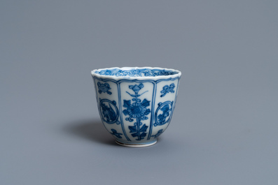 Een Chinese blauw-witte 'Bajixiang' wijnkop, Kangxi