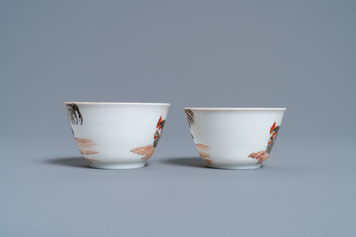 Een paar Chinese grisaille koppen en schotels met een haan en een hen, Yongzheng