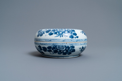 A Chinese blue and white box and cover, Kangxi