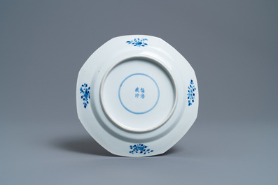An octagonal Chinese blue and white plate, 'Fu hai cang zhen' mark, 19th C.