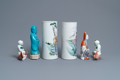 Twee Chinese famille rose hoedensteunen en vier diverse figuren, 19/20e eeuw