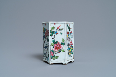 Een Chinese hexagonale famille rose penselenbeker met herten en antiquiteiten, Yongzheng