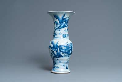 Un vase de forme 'yenyen' en porcelaine de Chine en bleu et blanc, Kangxi