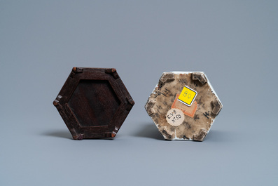 Een Chinese hexagonale famille rose penselenbeker met herten en antiquiteiten, Yongzheng