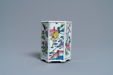 Een Chinese hexagonale famille rose penselenbeker met herten en antiquiteiten, Yongzheng