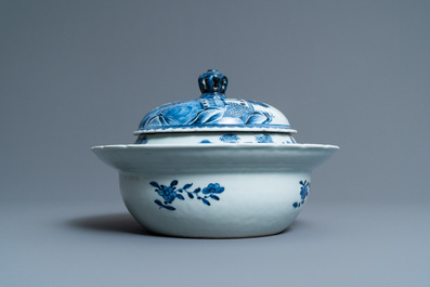 Een zeldzame Chinese blauw-witte scheepsterrine, Qianlong