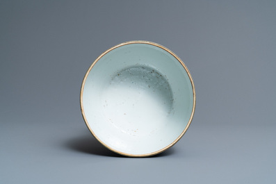 Een Chinese blauw-witte dekselkom met boeddhistische leeuwen, 19e eeuw