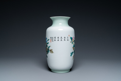Een Chinese famille rose vaas met floraal decor, 20e eeuw