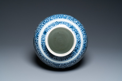 Een Japanse blauw-witte Arita vaas met een tijger, Edo, 17e eeuw