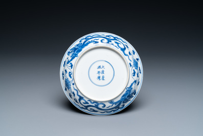 Een Chinees blauw-wit bord met een dubbele vajra, Kangxi merk en periode