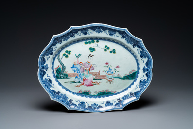 Une paire de plats de forme ovale en porcelaine de Chine famille rose, Qianlong