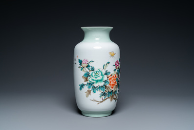 Een Chinese famille rose vaas met floraal decor, 20e eeuw