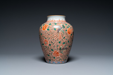 Een Chinese wucai 'feniksen' vaas, 19e eeuw