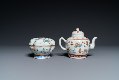 Zeven Chinese famille rose schotels, een theepot en een dekseldoos, 19e eeuw