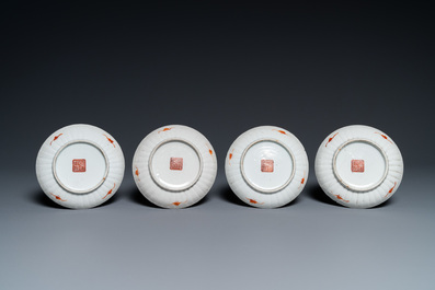 Zeven Chinese famille rose schotels, een theepot en een dekseldoos, 19e eeuw