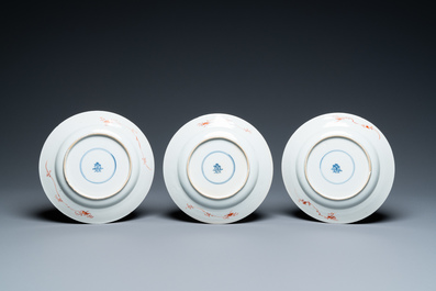 Drie Chinese ijzerrode en vergulde borden met floraal decor, Kangxi