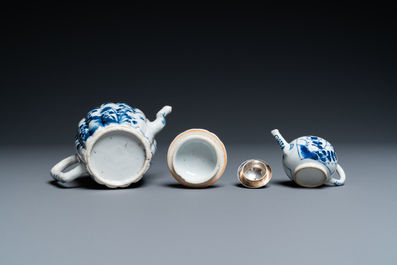 Twee Chinese blauw-witte theepotten, Kangxi/Qianlong