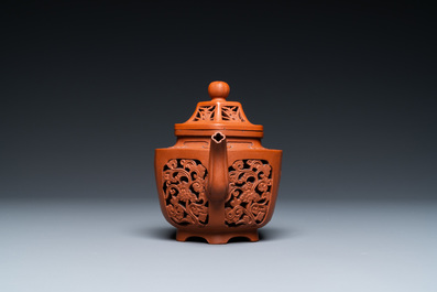 Une th&eacute;i&egrave;re couverte ajour&eacute;e &agrave; double parois en gr&egrave;s de Yixing, Chine, Kangxi