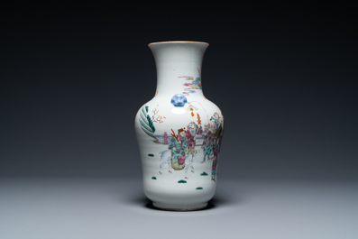 A Chinese famille rose vase, Tongzhi mark, 19/20th C.
