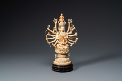 Une grande figure d'Avalokitesvare en ivoire sculpt&eacute;, Chine, 19&egrave;me