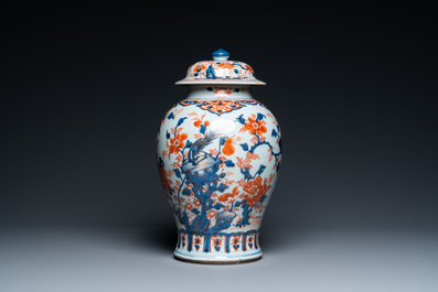A Chinese Imari-style vase and cover, Kangxi