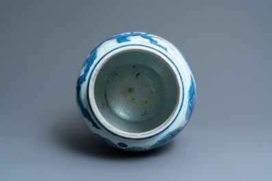 Trois grands vases en porcelaine de Chine en bleu et blanc, &eacute;poque Transition