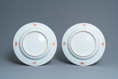 Une paire de plats en porcelaine de Chine famille verte &agrave; d&eacute;cor d'un panier fleuri, Yongzheng