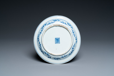 Een Chinees blauw-wit 'Shou' bord met de 'Drie vrienden van de winter', Tianqi/Chongzhen