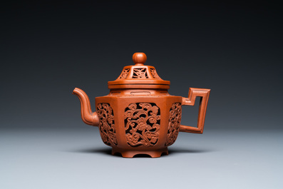 Une th&eacute;i&egrave;re couverte ajour&eacute;e &agrave; double parois en gr&egrave;s de Yixing, Chine, Kangxi