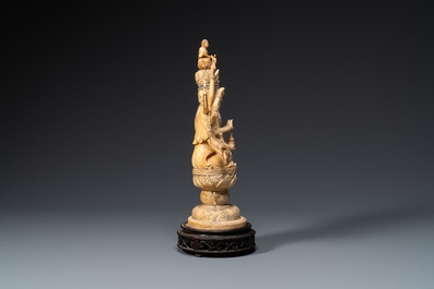 Une grande figure d'Avalokitesvare en ivoire sculpt&eacute;, Chine, 19&egrave;me
